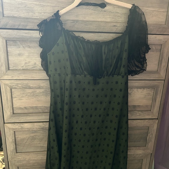 Green and Black Off-Shoulder Dress - Picture 2 of 2